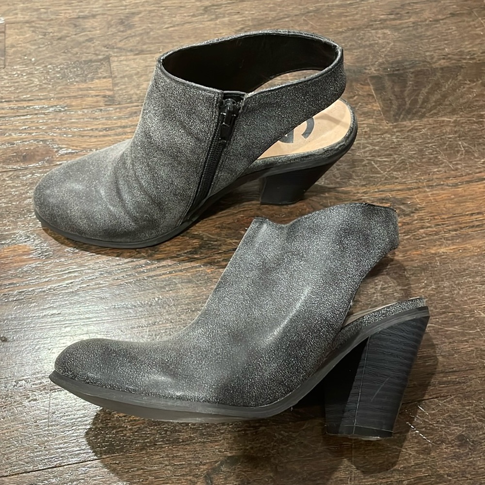 Sz 6.5 Gently Preloved G by Guess super cute grey leather ankle slingback clogs